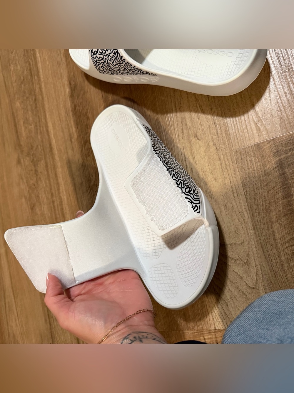 OOFOS OOahh Sport Flex Limited Slide White Labyrinth Size M8/W10 - Picture 8 of 12